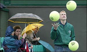 One of Wimbledon's staff aims to keep the crowd's spirits high