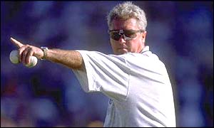 Bob Woolmer directs practice