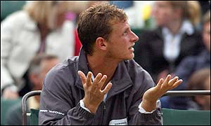 David Nalbandian enquires with the umpire to see how long Malisse's injury break will be