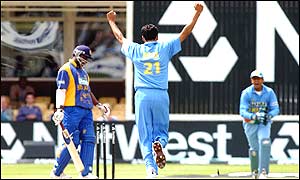 Sanath Jayasuriya is dismissed by Nehra