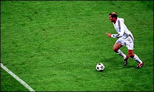 Real Madrid's Zinedine Zidane in action during the European Champions League final against Bayer Leverkusen