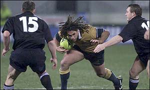 Australia's George Smith eyes a gap in the All Black defence