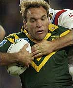 Gorden Tallis stretches the GB defence