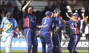England celebrate as Ronnie Irani takes the wicket of Dinesh Mongia
