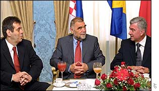 Yugoslav President Vojislav Kostunica (left), Croatian President Stipe Mesic (centre) and Chairman of the joint Bosnian Presidency Beriz Belkic