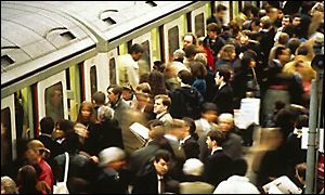 Crowds trying to get on tube train