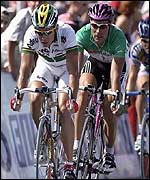 Robbie McEwen beats Erik Zabel to the line in stage 10