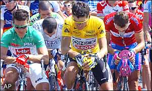 Riders hold a minute's silence in honour of the child killed on stage 10