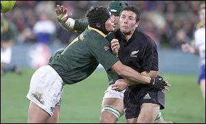 South Africa score through Joubert but New Zealand respond with a try from Marshall