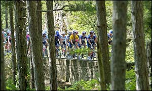 Armstrong keeps a firm grip on the yellow jersey after stage 11