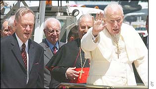 Canadian Prime Minister Jean Chretien (l) with the Pope