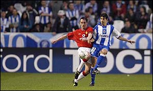 Gary Neville and Juan Carlos Weleron of Deportivo 