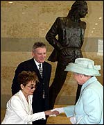 Yoko Ono and Tom Murphy meet The Queen