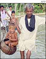 Bihar man carries child to safety in a basket
