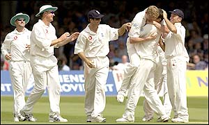 Simon Jones is finally rewarded for an excellent spell of bowling, taking Ratra's wicket