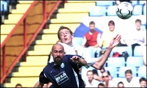 Peter Crouch out-jumps an FC Zurich defender