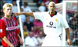 Rio Ferdinand rallies the Manchester United defence