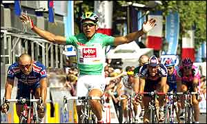 Robbie McEwen wins the final stage and the green jersey for best sprinter