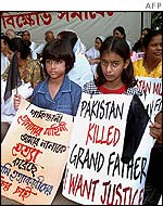 Children carry anti-Pakistani placards 