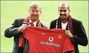 Sir Alex Ferguson and Juan Sebastian Veron celebrate the Argentine's �28.1m move from Lazio