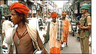 Hindu pilgrims escorted by police
