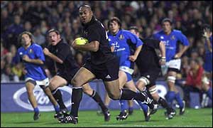 Jonah Lomu on a typical charge against Italy