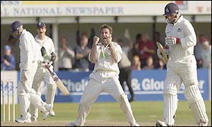 Steffan Jones (centre)