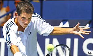 Tim Henman returns against David Nalbandian