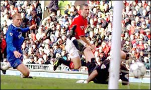 Gudjohnsen scoring against Man Utd at Old Trafford last season