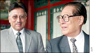 Pakistani President Pervez Musharraf (l) and Chinese President Jiang Zemin