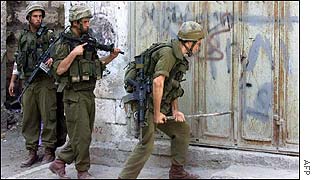 Israeli troops search Nablus