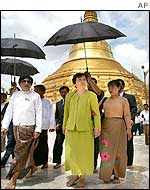 Japanese Foreign Minister Yoriko Kawaguchi (c) visits the Shwedagon Pagoda in Rangoon