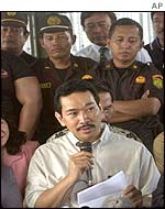 Tommy Suharto gives a prison press conference watched by guards