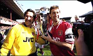 Tony Adams celebrates winning the league with David Seaman in 1998