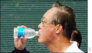 Singaporean Prime Minister Goh Chok Tong drinks chilled recycled waste water 