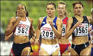 Britain's Kelly Holmes (562) prepares to make her break in the 800m