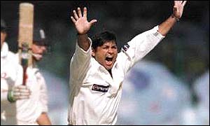 Mushtaq Ahmed appeals for a wicket