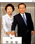 Presidential candidate Lee Hoi-chang votes with his wife Han In-ok 