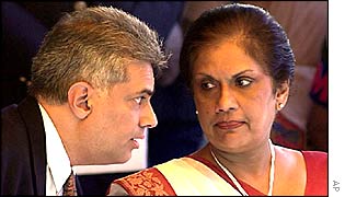Prime Minister Rail Wickremesinghe (L) and President Chandrika Kumaratunga