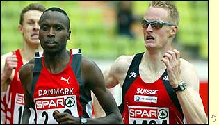 Wilson Kipketer finishes just ahead of Andre Bucher in the 800m heats in Munich