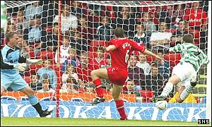 Chris Sutton dives in to put Celtic 2-0 ahead