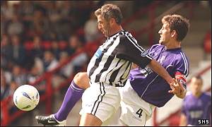 Craig Brewster holds off Livi's Oscar Rubio