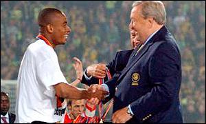 Bonaventure Kalou receives his Uefa Cup winners' medal from Lennart Johansson