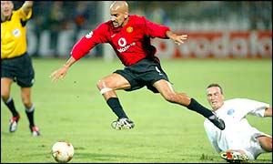 Juan Veron maintains possession for the visitors as Zalaegerszeg work hard to frustrate Utd