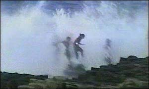 The children were swept away by the wave