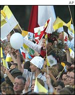 Cheering crowds greet the Pope at Balice Airport 