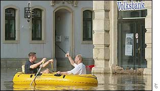 People paddle in a boat in the Mitte district of Dresden