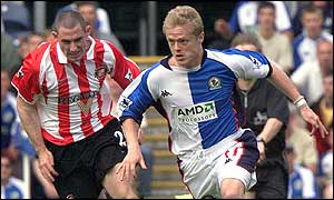 Sunderland's Stephen Wright and Blackburn's Damien Duff compete for the goal