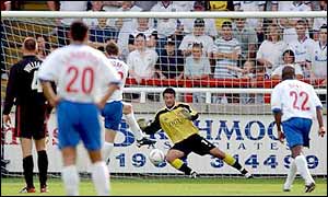 David Gray converts for Rushden from the penalty spot