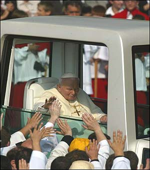 Pope waves from popemobile (AP)